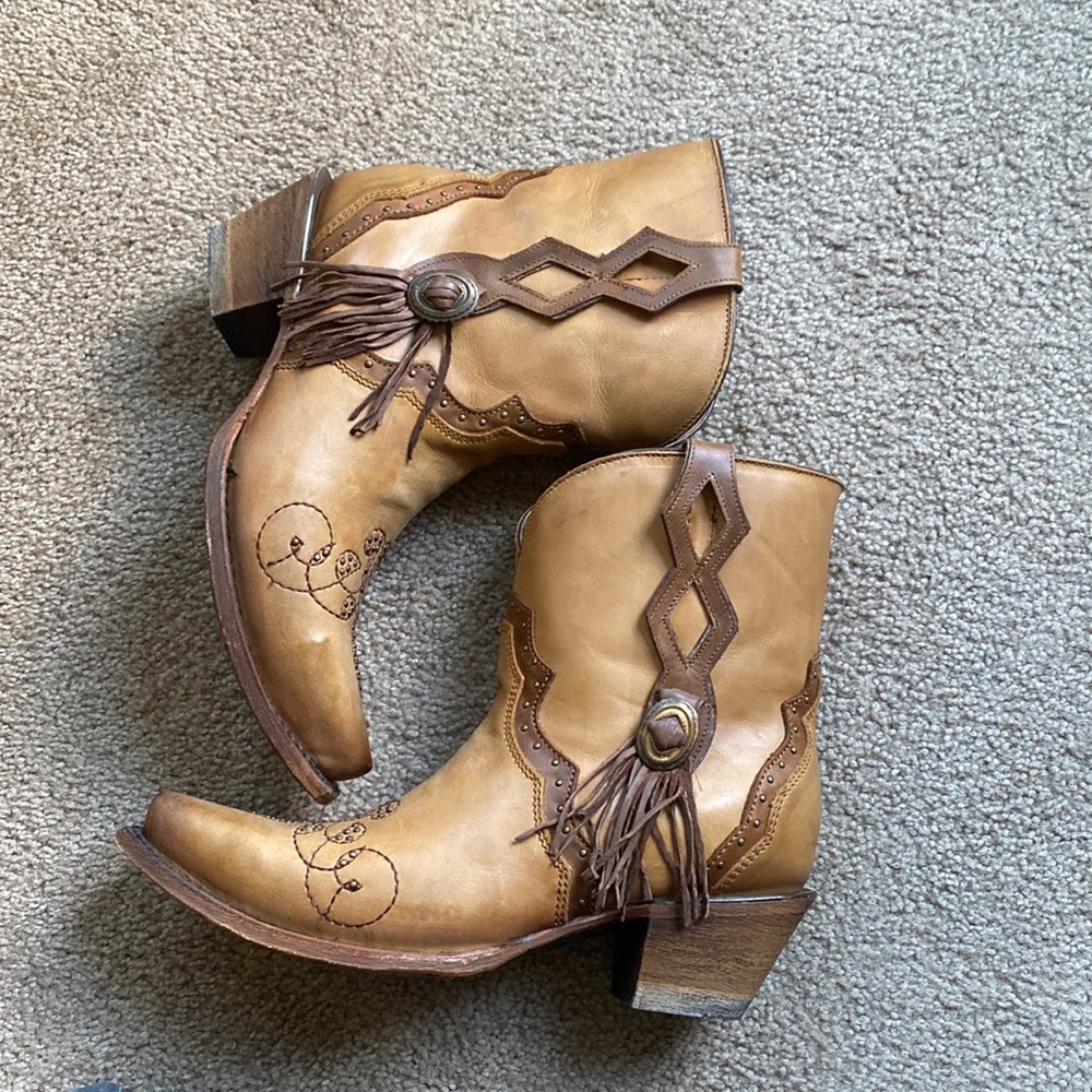 NWOT - CORRAL boots size 9M